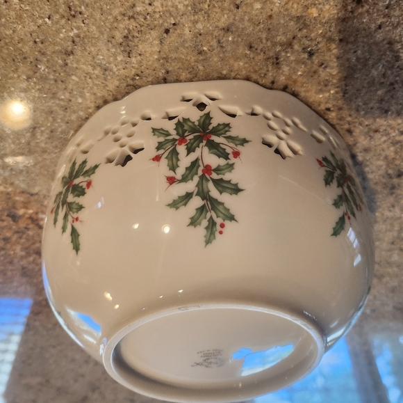 🎄LENOX/ Holly Bowl🎄 - Picture 4 of 5